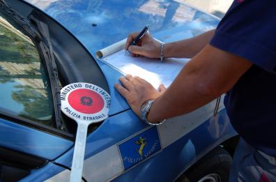 Offende la polizia stradale con un commento su Facebook: denunciato 26enne tarantino