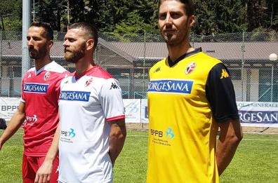 Bari, presentate le maglie nel ricordo di Catuzzi