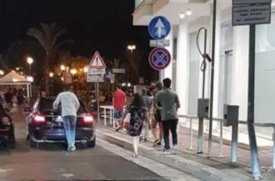 Porto Cesareo, spinge l'auto a piedi per «beffare» la Ztl