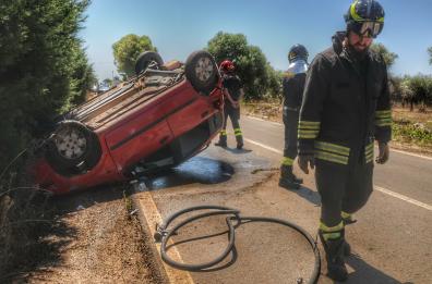 Ugento, l'auto si ribalta: 19enne incinta in codice rosso in ospedale