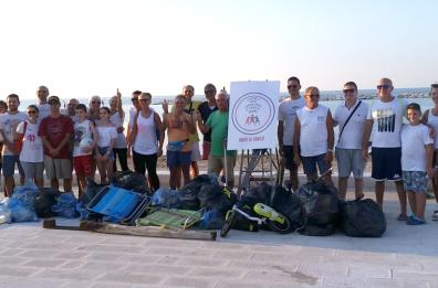 Bari, si organizzano su Facebook e puliscono il lungomare