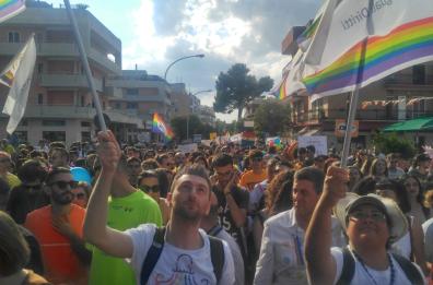 Un'onda arcobaleno invade i Sassi di Matera: ecco la parata del Pride 