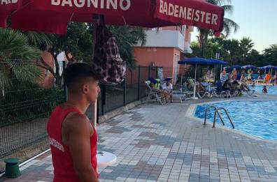 Torre Inserraglio: a 3 anni rischia di annegare in piscina, salvata dal bagnino