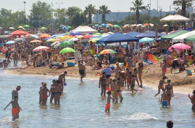 Estate a Bari, boom di bagnanti: spiagge cittadine prese d'assalto