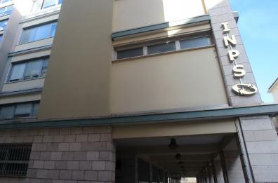Potenza, nella sede Inps spazi risicati e malsani: scatta l'esposto