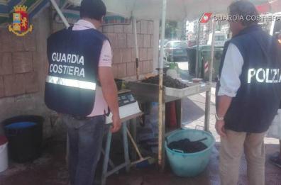 Taranto, cozze e pesce in cattive condizioni igieniche: denunciati 2 ambulanti