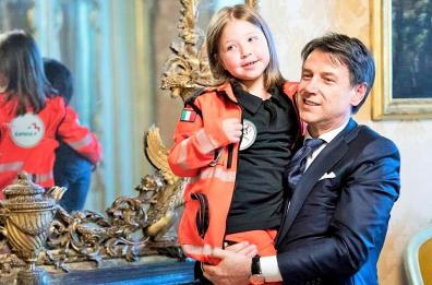 Pasqua, la più piccola volontaria d'Italia, incontra il premier Conte
