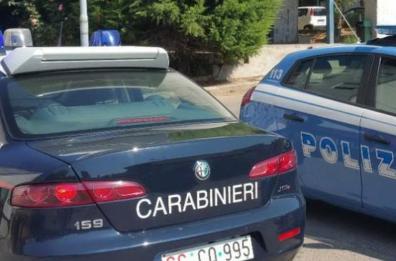 Foggia, un cimitero d'auto a Borgo Mezzanone: 80 veicoli abbandonati