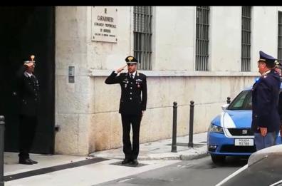 Carabiniere ucciso a Roma, l'omaggio a sirene spiegate della polizia di Brindisi