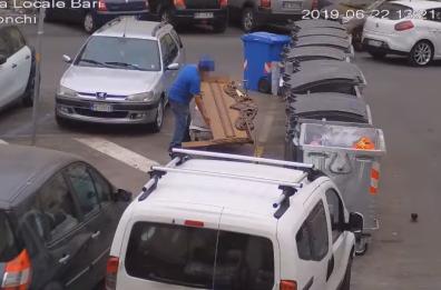 Bari, rifiuti per strada: le fototrappole del Comune incastrano gli incivili