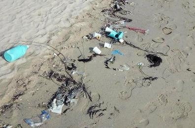 Puglia, illegittimo lo stop alla plastica in spiaggia. Il Tar «boccia» la Regione