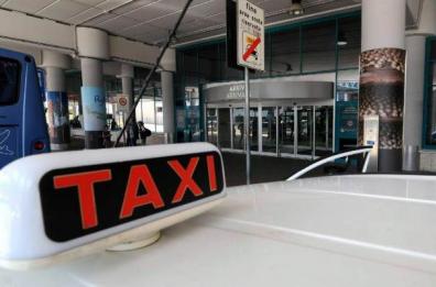 Bari, trasportavano passeggeri senza licenza: multati tassisti abusivi