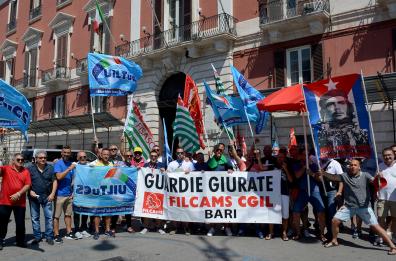 Bari, protestano le guardie giurate davanti alla Prefettura