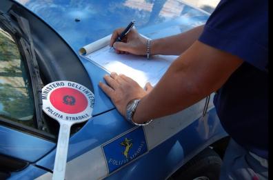Ugento, investe poliziotto con la moto per eludere posto di blocco: arrestato 22enne
