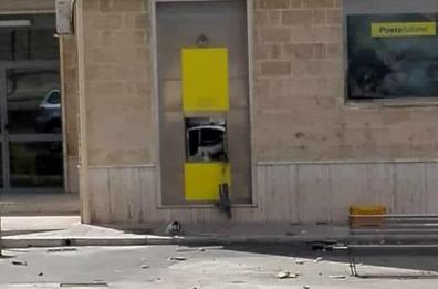 Cerignola, fanno esplodere il bancomat delle Poste: ma il colpo fallisce