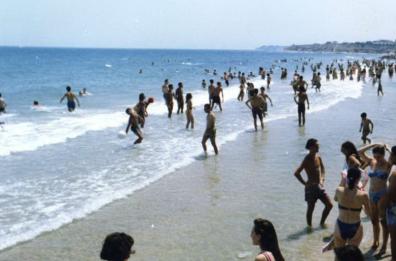 Mattinata, turista tedesco fa il bagno nudo in spiaggia: disposto il Tso