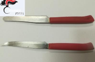 Borgo Mezzanone, minaccia passanti con coltelli da cucina: arrestato 19enne