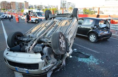 Bari, spettacolare incidente sul ponte Adriatico: un ferito