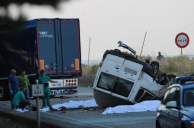Strage braccianti nel Foggiano: Emiliano li ricorda a un anno dalla tragedia