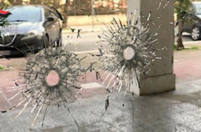 Molfetta, colpi di pistola contro palazzina: regolamento di conti tra pregiudicati, 2 arresti