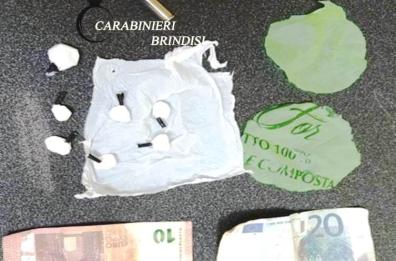 Carovigno, in casa droga e soldi falsi, allacciato abusivamente alla rete elettrica dal 2016: arrestato