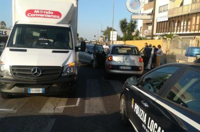 Bari, carambola tra due auto e un autocarro: traffico in tilt 
