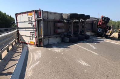 Trani, camion tenta di evitare auto ferme per tamponamento, ma si ribalta