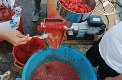 Bari, la preparazione della salsa fatta in casa unisce le generazioni