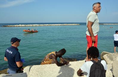 Bari, disperso dopo bagno a Pane e Pomodoro: 21enne muore in mare

