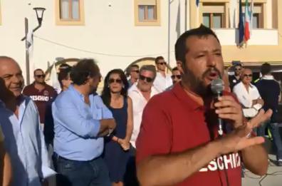 Salvini, da Peschici e Polignano attacca Emiliano su sanità e trasporti. Ai contestatori: siete come le zanzare