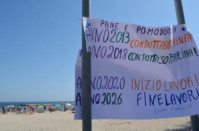 Bari, la protesta per la fogna a Pane e pomodoro: «Solo annunci, niente lavori»
