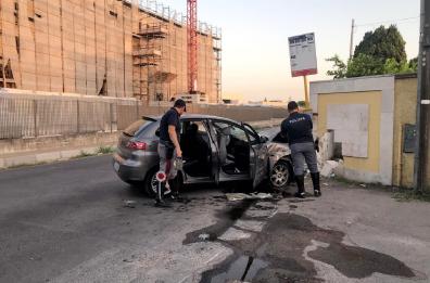Taranto, ubriaco si scontra con altra auto e si schianta contro muro: muore passeggero, 4 feriti