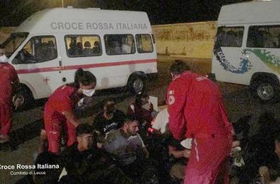 Sbarco di migranti ad Otranto: Gdf intercetta veliero con 16 persone a bordo