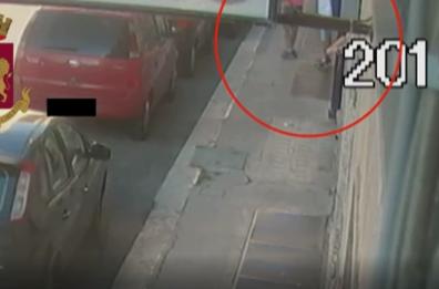 Bari, pedinavano le nonne e le rapinavano nel portone di casa: due arresti