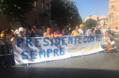 Conte a Foggia per la firma del Cis: accolto dall'abbraccio della folla