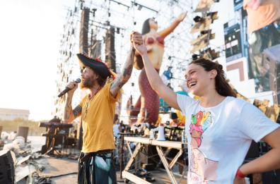 Policoro, Benny Pilato festeggia sul palco con Jovanotti la medaglia d'argento 