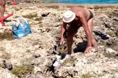 Nardò, piccona gli scogli per crearsi accesso al mare: nei guai 83enne
