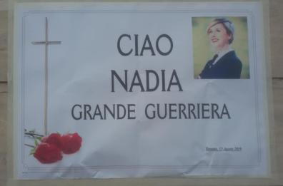 Taranto, folla alla messa per Nadia Toffa, il vescovo: «Infondeva serenità»