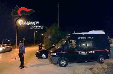 Brindisi, distrugge un'auto parcheggiata a martellate: arrestata 37enne