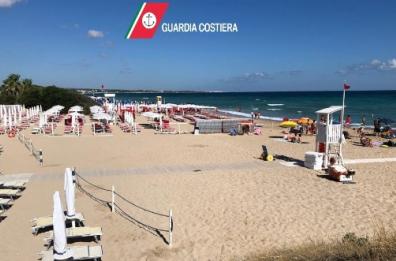 Monopoli, lido «allargato» abusivamente: sequestrati ombrelloni e lettini, 2 denunce