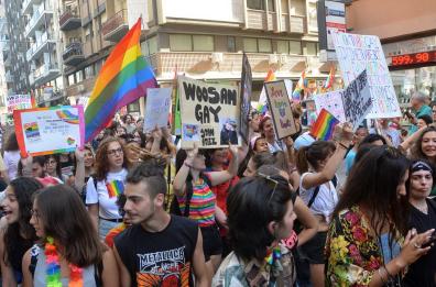 Gallipoli, buttafuori contro gruppo di trans: «Perché non andate nei posti vostri?»