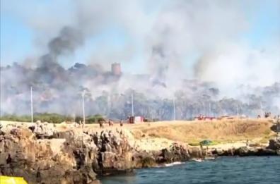 Salento a fuoco: brucia la «Montagna Spaccata», sul litorale ionico