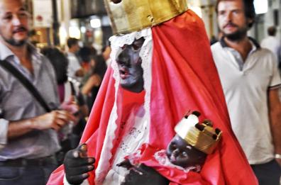 Choc a Monopoli, una «Maria nera» ruba la scena alla «Madonna della Madia»