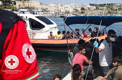 Leuca, intercettata barca a vela: a bordo 70 migranti, di cui 19 minorenni
