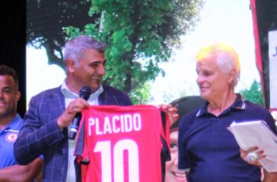 Michele Placido a Foggia e la squadra gli regala la nuova maglia 