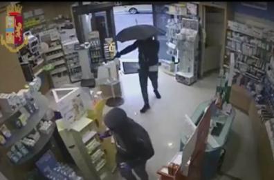Casamassima, polizia sventa rapina in farmacia: 3 banditi in manette