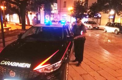 Brindisi, la moglie lo lascia e lui distrugge i mobili: allontanato da casa
