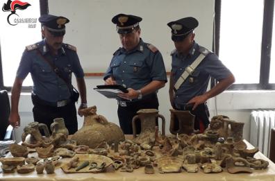 Barletta, arreda casa con reperti archeologici: denunciato 45enne