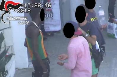 Gallipoli, droga in spiaggia anche a minori: 4 fermi e 11 denunce