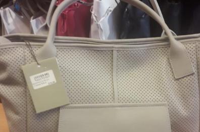 Bari, ruba borsa da vetrina di un negozio in centro: bloccato georgiano